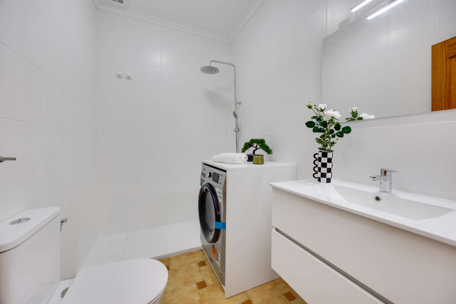 Fully renovated 1-bedroom apartment with communal pool just 530 metres from the sea