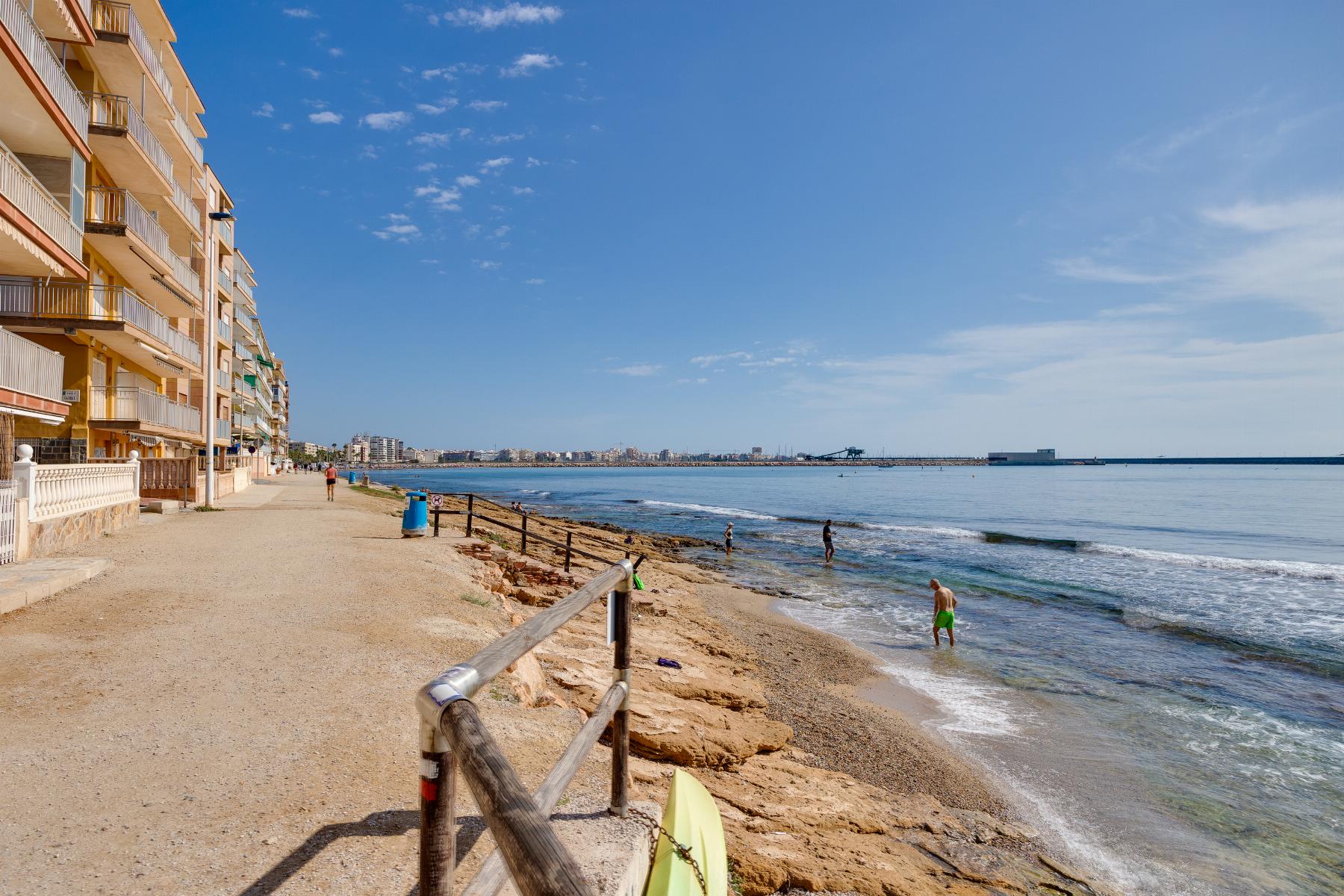 2-BEDROOM BUNGALOW WITH SOUTH-FACING TERRACE AND COMMUNAL POOL – PLAYA DE LOS NÁUFRAGOS, TORREVIEJA
