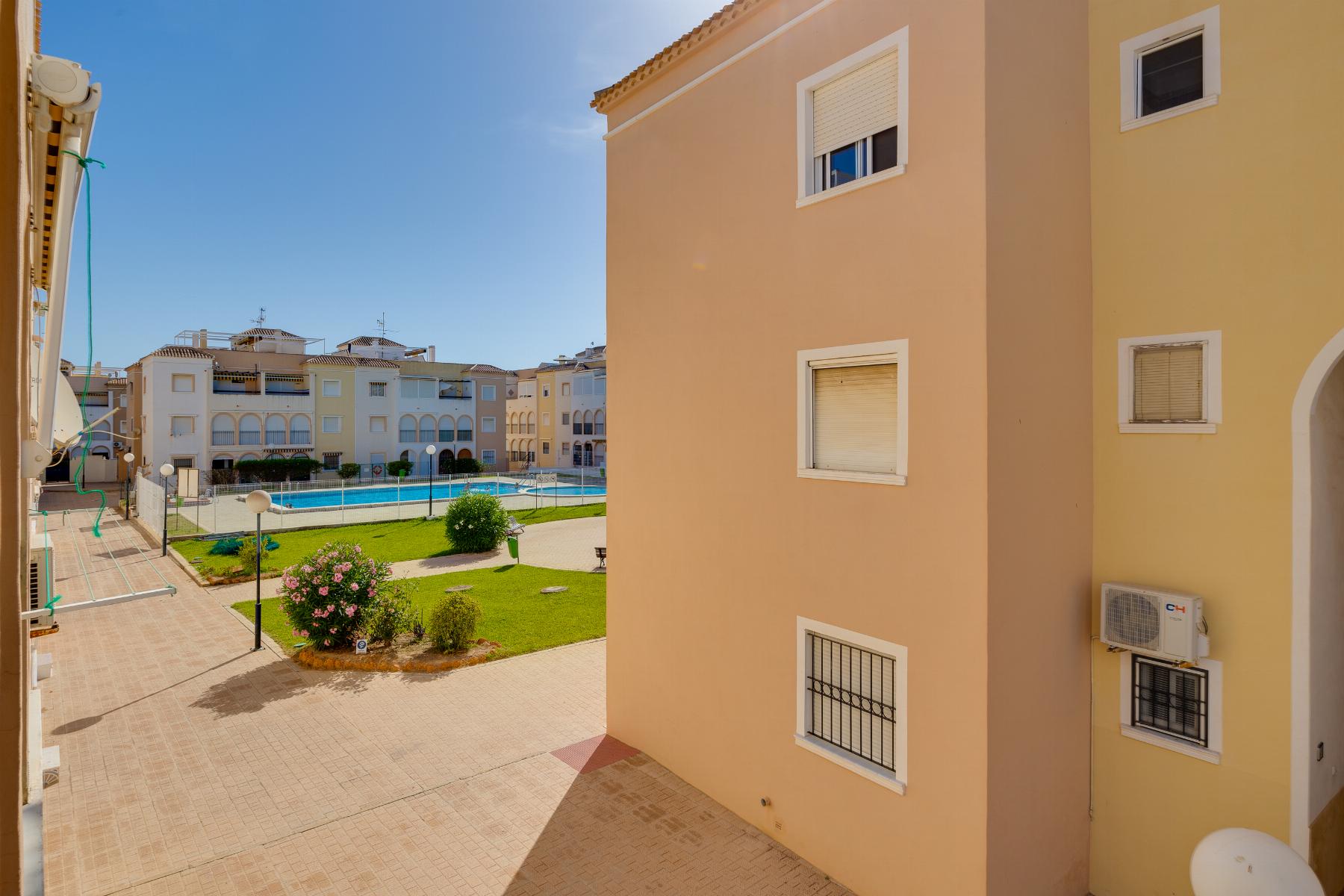 2-BEDROOM BUNGALOW WITH SOUTH-FACING TERRACE AND COMMUNAL POOL – PLAYA DE LOS NÁUFRAGOS, TORREVIEJA