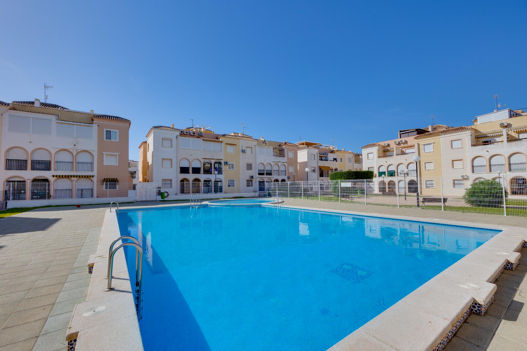 2-BEDROOM BUNGALOW WITH SOUTH-FACING TERRACE AND COMMUNAL POOL – PLAYA DE LOS NÁUFRAGOS, TORREVIEJA