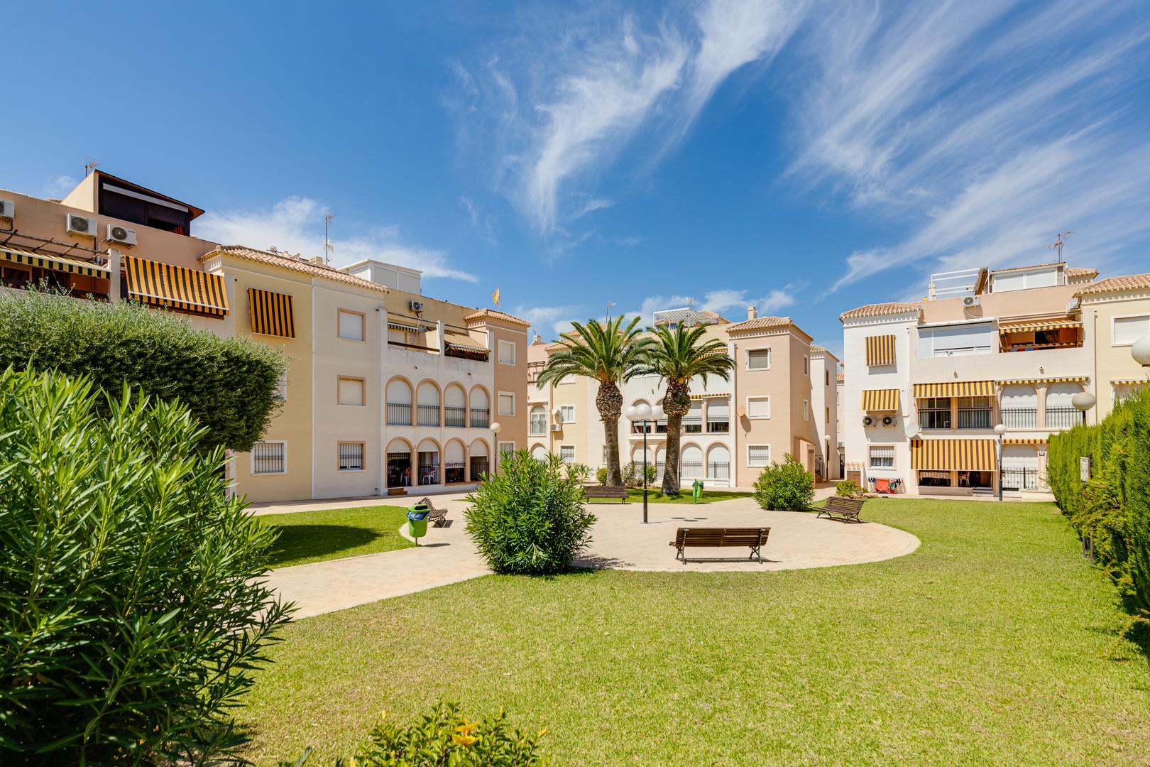 2-BEDROOM BUNGALOW WITH SOUTH-FACING TERRACE AND COMMUNAL POOL – PLAYA DE LOS NÁUFRAGOS, TORREVIEJA