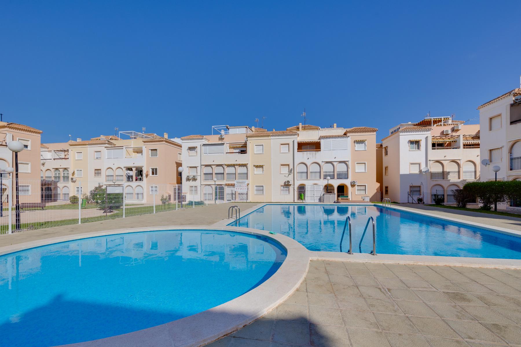 2-BEDROOM BUNGALOW WITH SOUTH-FACING TERRACE AND COMMUNAL POOL – PLAYA DE LOS NÁUFRAGOS, TORREVIEJA