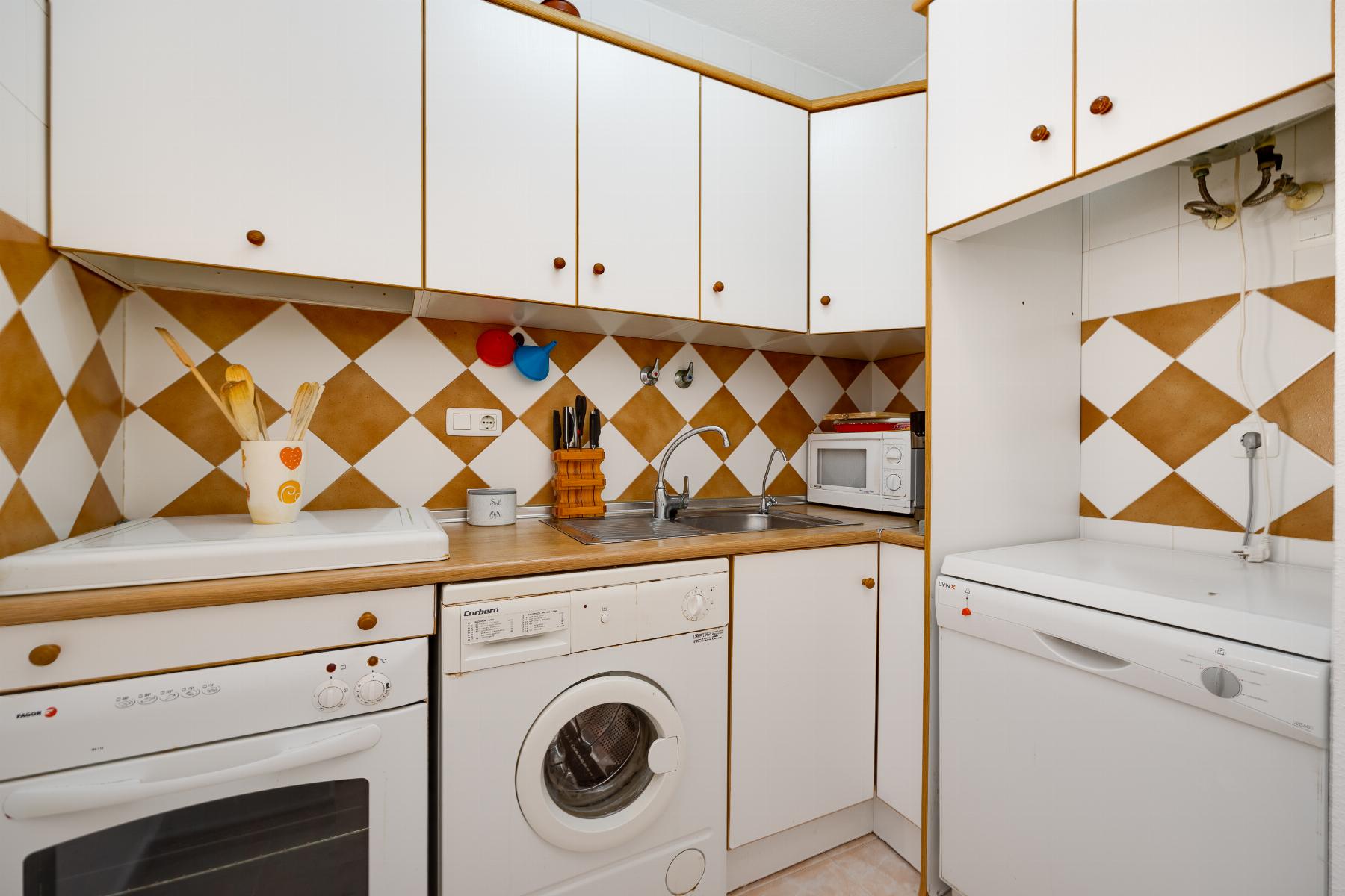 2-BEDROOM BUNGALOW WITH SOUTH-FACING TERRACE AND COMMUNAL POOL – PLAYA DE LOS NÁUFRAGOS, TORREVIEJA