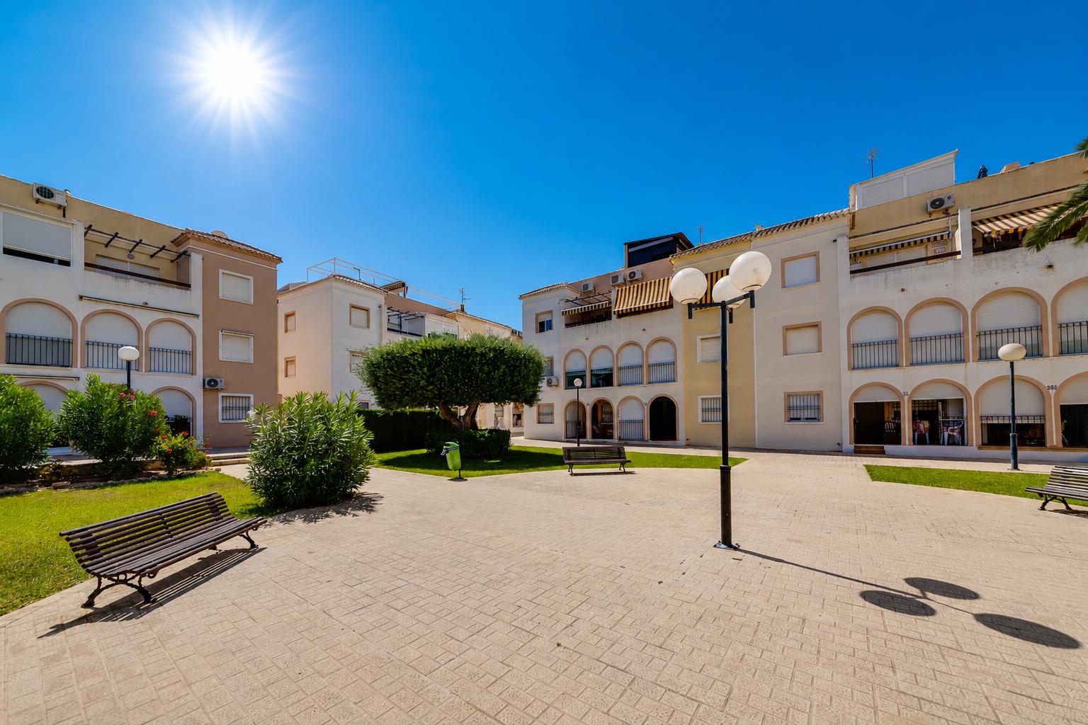 2-BEDROOM BUNGALOW WITH SOUTH-FACING TERRACE AND COMMUNAL POOL – PLAYA DE LOS NÁUFRAGOS, TORREVIEJA