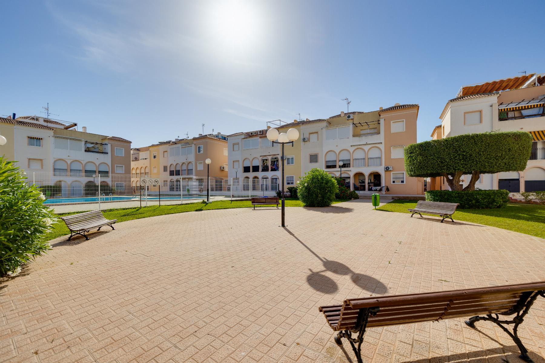 2-BEDROOM BUNGALOW WITH SOUTH-FACING TERRACE AND COMMUNAL POOL – PLAYA DE LOS NÁUFRAGOS, TORREVIEJA