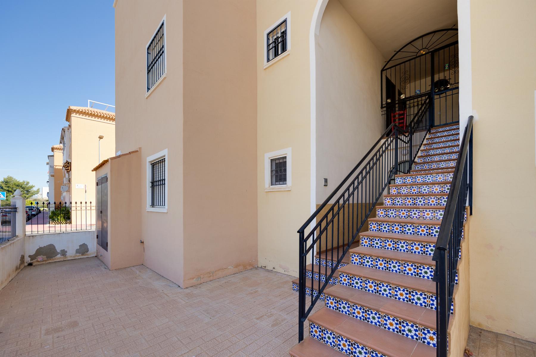 2-BEDROOM BUNGALOW WITH SOUTH-FACING TERRACE AND COMMUNAL POOL – PLAYA DE LOS NÁUFRAGOS, TORREVIEJA