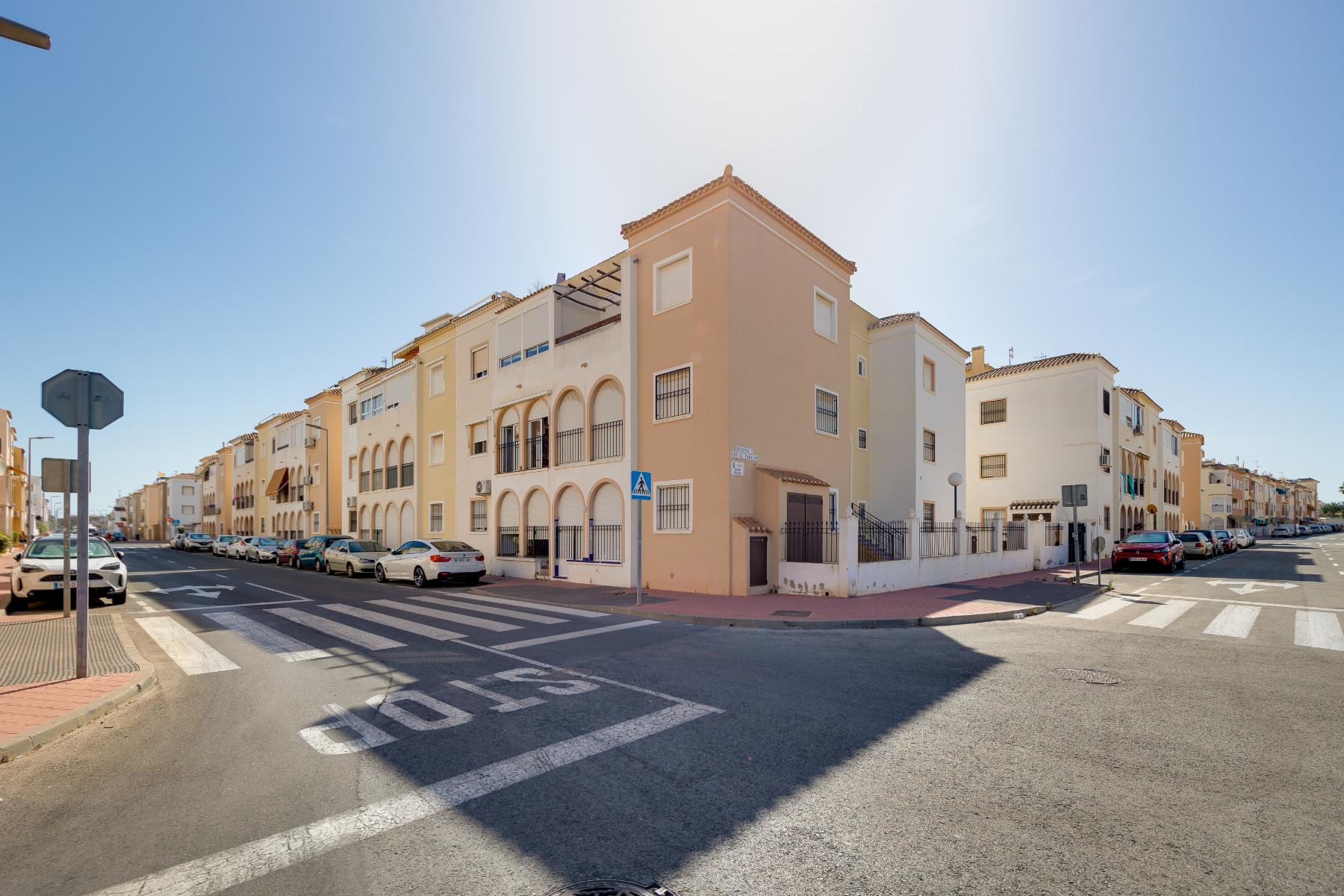 2-BEDROOM BUNGALOW WITH SOUTH-FACING TERRACE AND COMMUNAL POOL – PLAYA DE LOS NÁUFRAGOS, TORREVIEJA