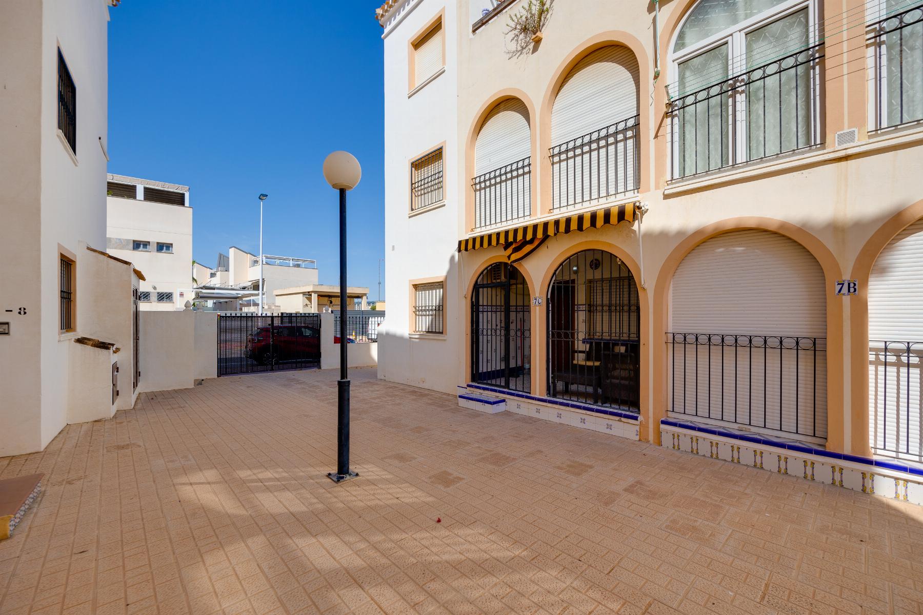 2-BEDROOM BUNGALOW WITH SOUTH-FACING TERRACE AND COMMUNAL POOL – PLAYA DE LOS NÁUFRAGOS, TORREVIEJA