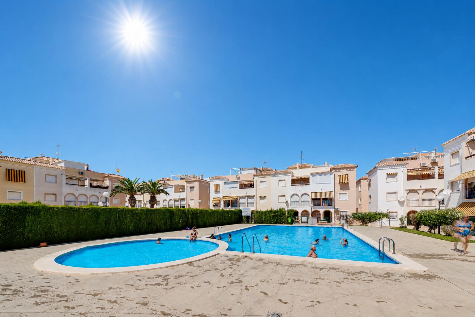 2-BEDROOM BUNGALOW WITH SOUTH-FACING TERRACE AND COMMUNAL POOL – PLAYA DE LOS NÁUFRAGOS, TORREVIEJA