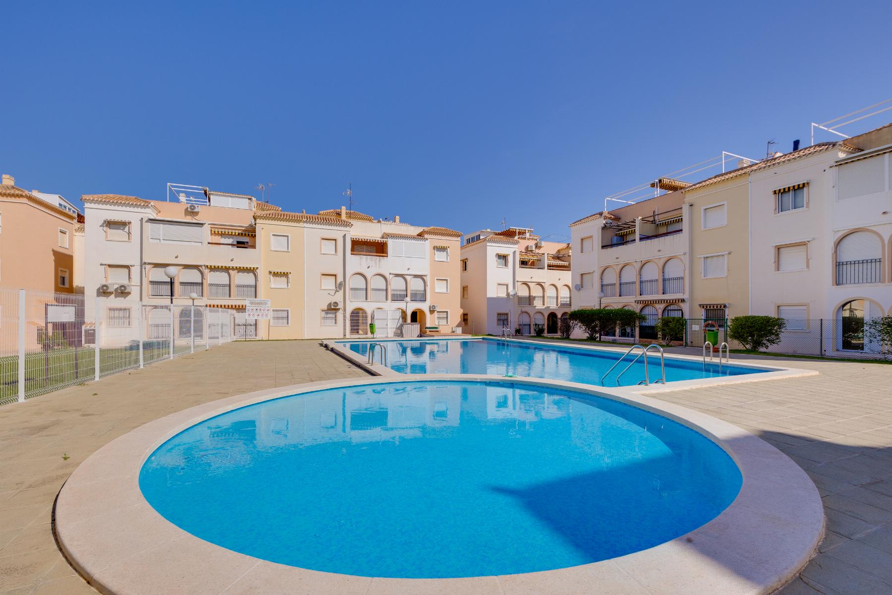 2-BEDROOM BUNGALOW WITH SOUTH-FACING TERRACE AND COMMUNAL POOL – PLAYA DE LOS NÁUFRAGOS, TORREVIEJA