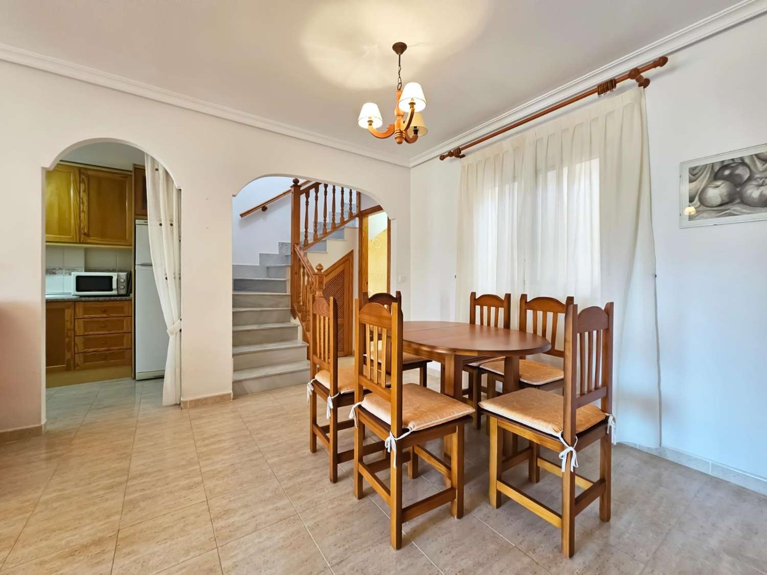 BUNGALOV V HORNÍM PATŘE S PRIVÁTNÍM SOLÁRIEM 50 M², GARÁŽÍ A SKLADEM – 400 M OD PLÁŽE