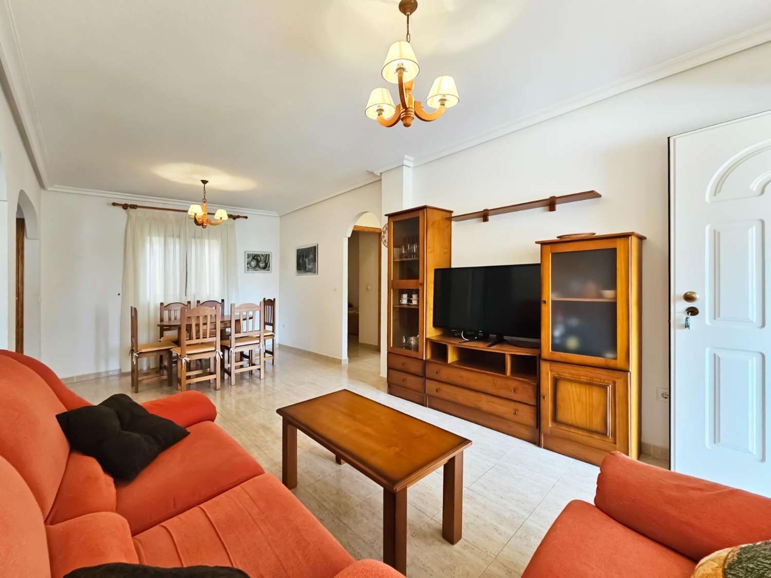 BUNGALOV V HORNÍM PATŘE S PRIVÁTNÍM SOLÁRIEM 50 M², GARÁŽÍ A SKLADEM – 400 M OD PLÁŽE