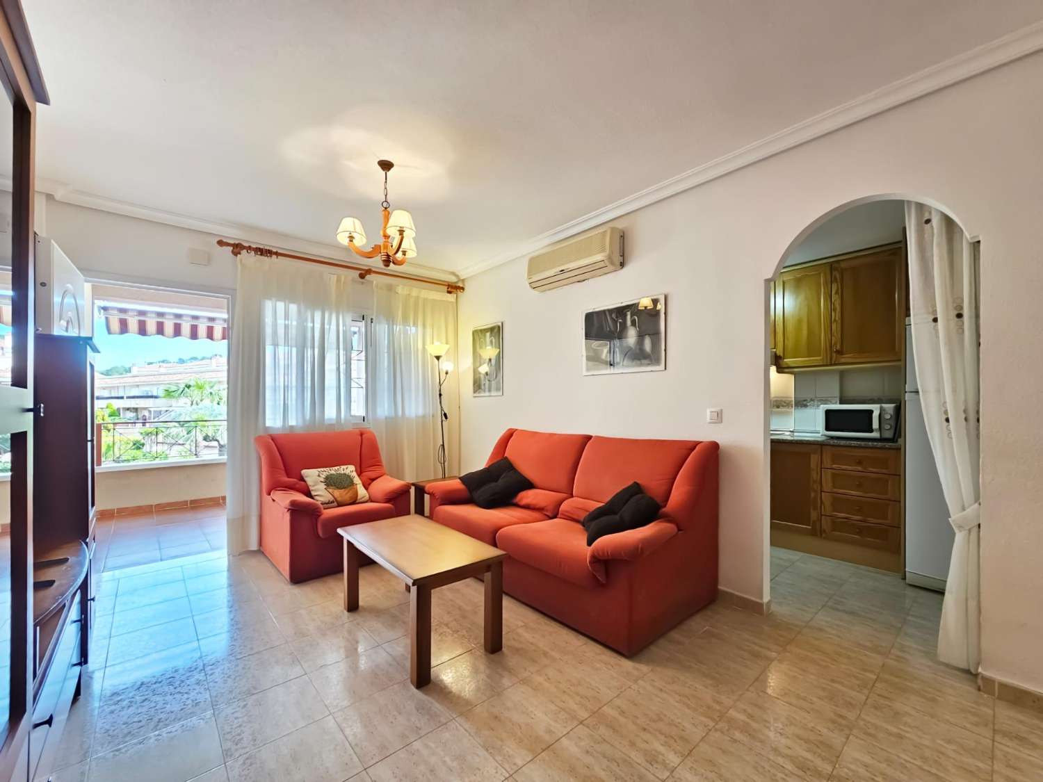 BUNGALOV V HORNÍM PATŘE S PRIVÁTNÍM SOLÁRIEM 50 M², GARÁŽÍ A SKLADEM – 400 M OD PLÁŽE