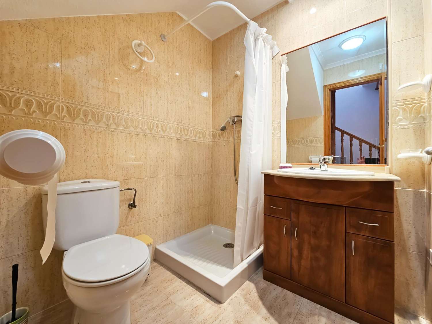 BUNGALOV V HORNÍM PATŘE S PRIVÁTNÍM SOLÁRIEM 50 M², GARÁŽÍ A SKLADEM – 400 M OD PLÁŽE