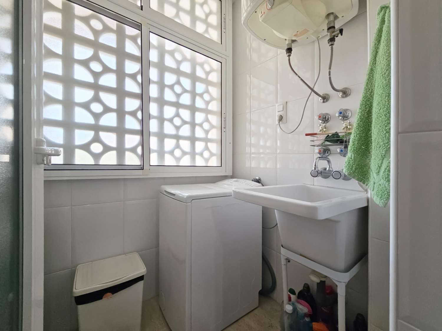 BUNGALOV V HORNÍM PATŘE S PRIVÁTNÍM SOLÁRIEM 50 M², GARÁŽÍ A SKLADEM – 400 M OD PLÁŽE