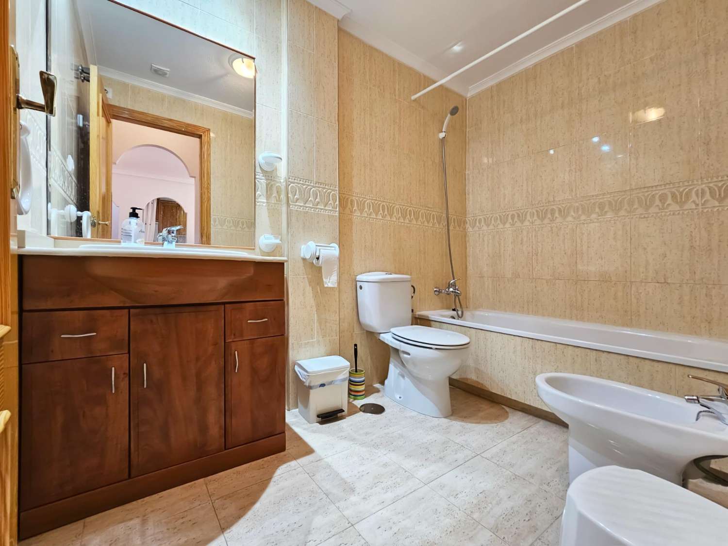 BUNGALOV V HORNÍM PATŘE S PRIVÁTNÍM SOLÁRIEM 50 M², GARÁŽÍ A SKLADEM – 400 M OD PLÁŽE