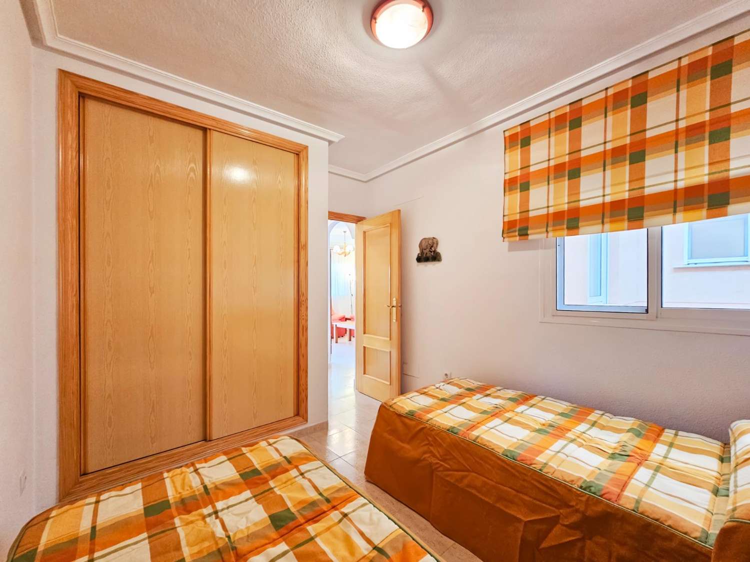 BUNGALOV V HORNÍM PATŘE S PRIVÁTNÍM SOLÁRIEM 50 M², GARÁŽÍ A SKLADEM – 400 M OD PLÁŽE