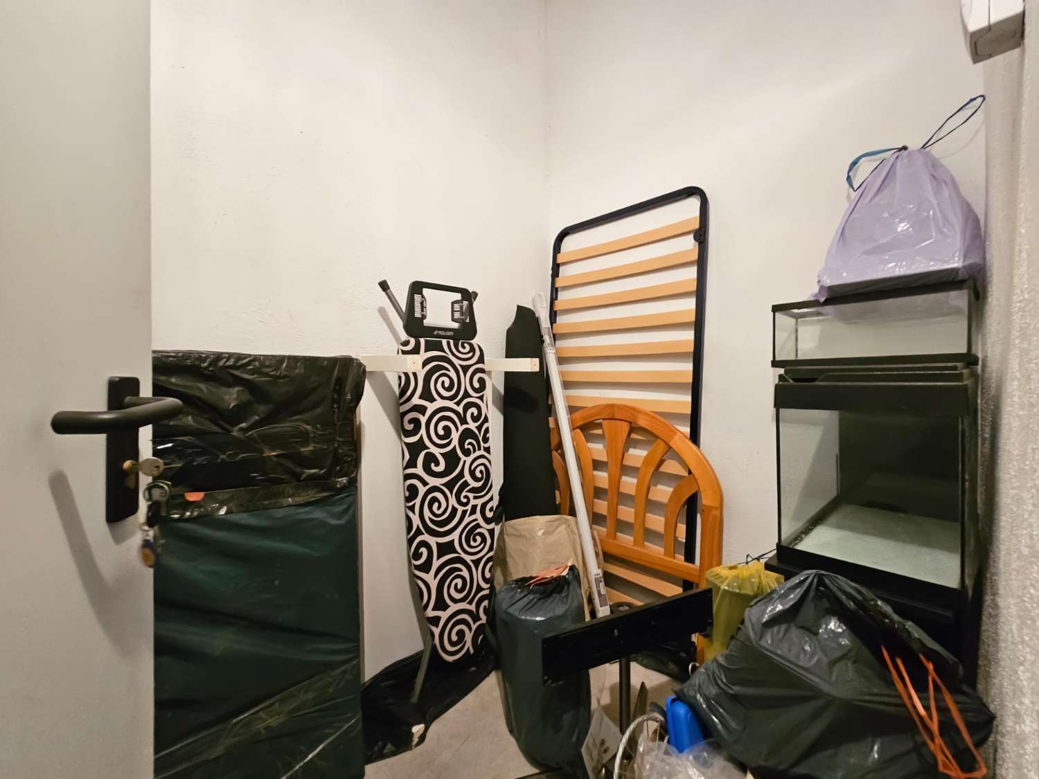 BUNGALOV V HORNÍM PATŘE S PRIVÁTNÍM SOLÁRIEM 50 M², GARÁŽÍ A SKLADEM – 400 M OD PLÁŽE