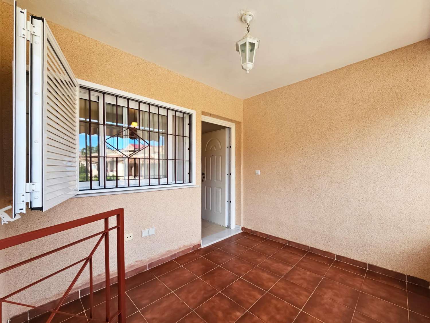 BUNGALOV V HORNÍM PATŘE S PRIVÁTNÍM SOLÁRIEM 50 M², GARÁŽÍ A SKLADEM – 400 M OD PLÁŽE