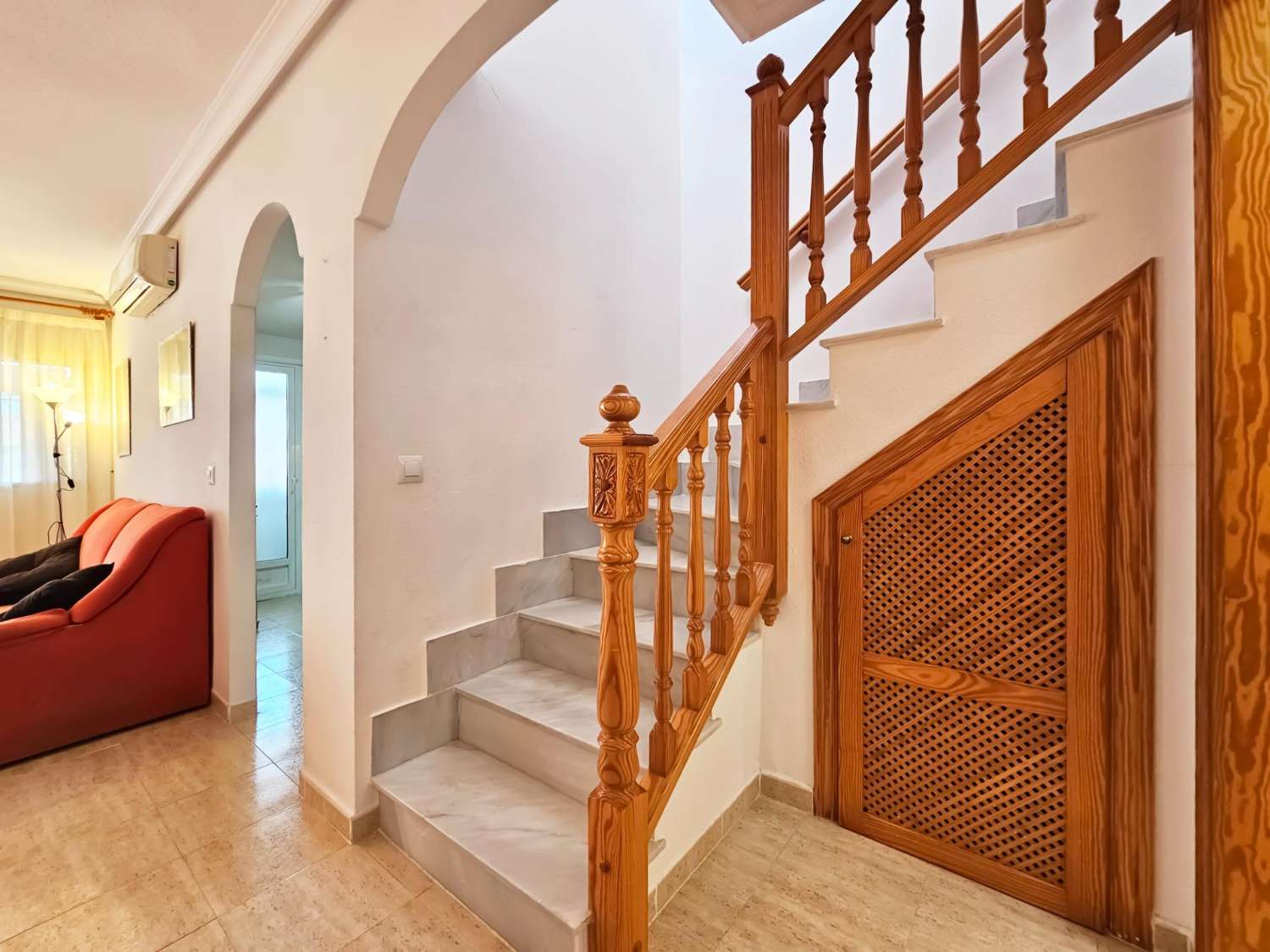 BUNGALOV V HORNÍM PATŘE S PRIVÁTNÍM SOLÁRIEM 50 M², GARÁŽÍ A SKLADEM – 400 M OD PLÁŽE
