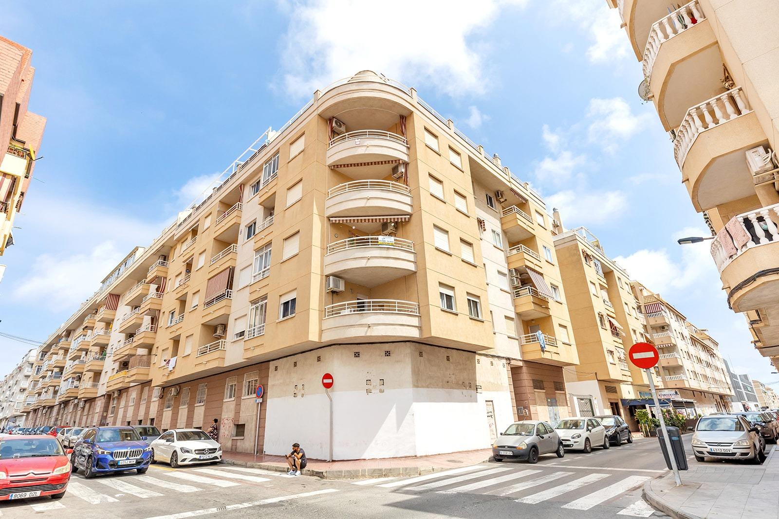 3-BEDROOM PENTHOUSE WITH SOUTH-FACING TERRACE, COMMUNAL POOL AND GARAGE – PLAYA DEL CURA, TORREVIEJA