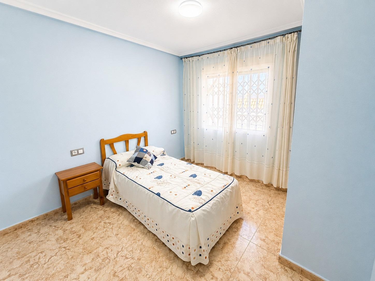 3-BEDROOM PENTHOUSE WITH LARGE 36 M² TERRACE AND COMMUNAL POOL – TORREVIEJA
