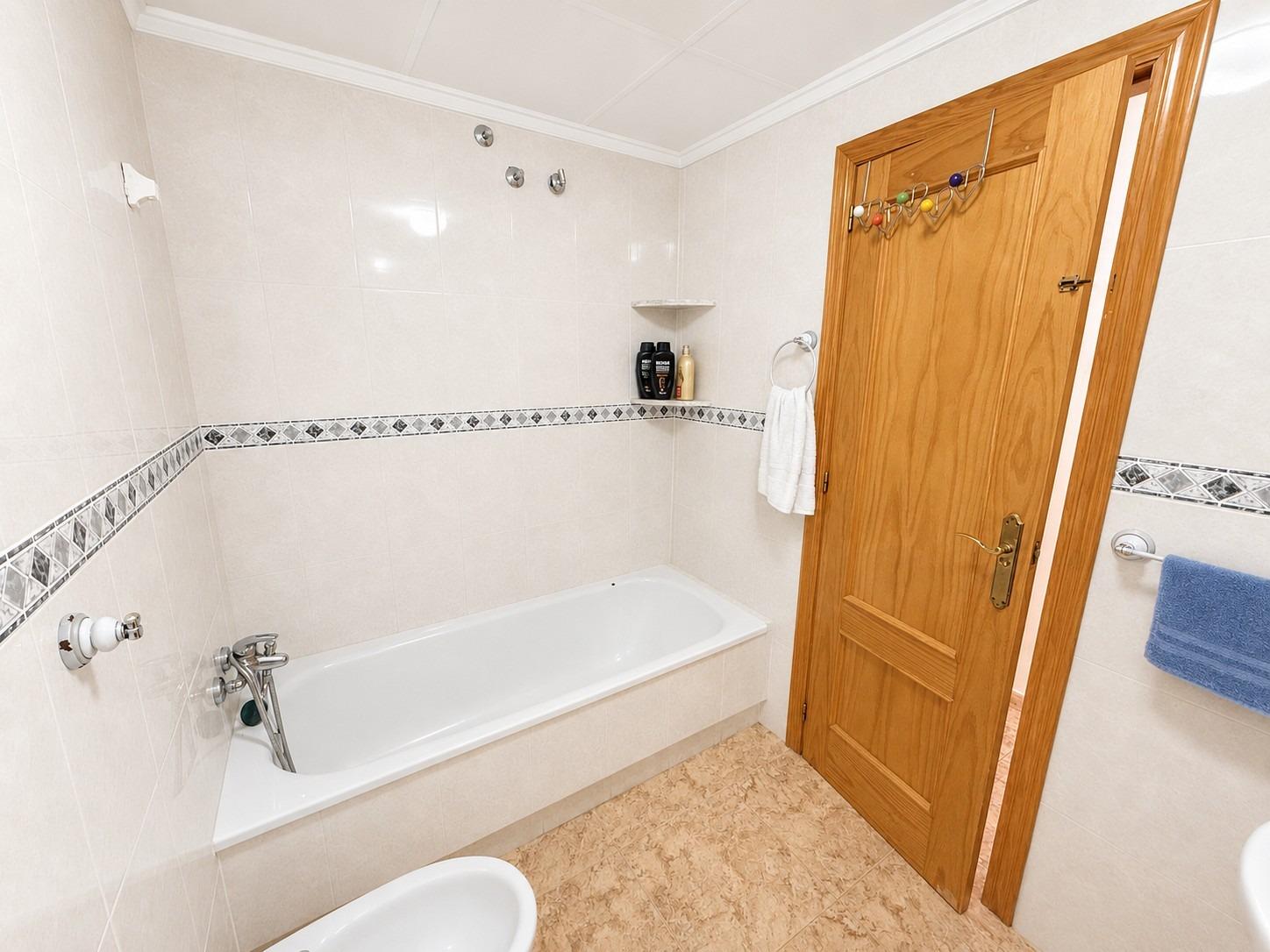 3-BEDROOM PENTHOUSE WITH LARGE 36 M² TERRACE AND COMMUNAL POOL – TORREVIEJA