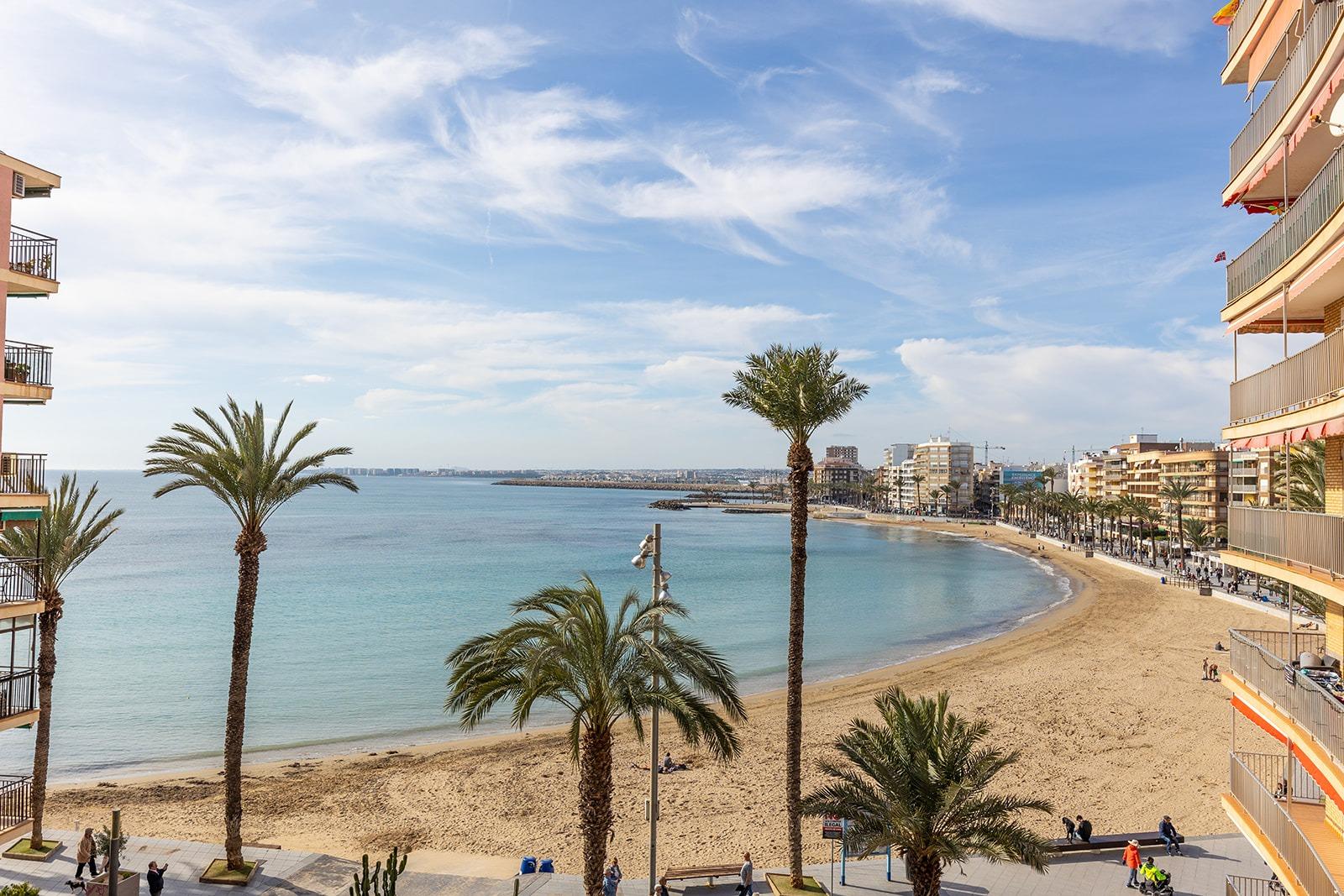 3-BEDROOM PENTHOUSE WITH LARGE 36 M² TERRACE AND COMMUNAL POOL – TORREVIEJA