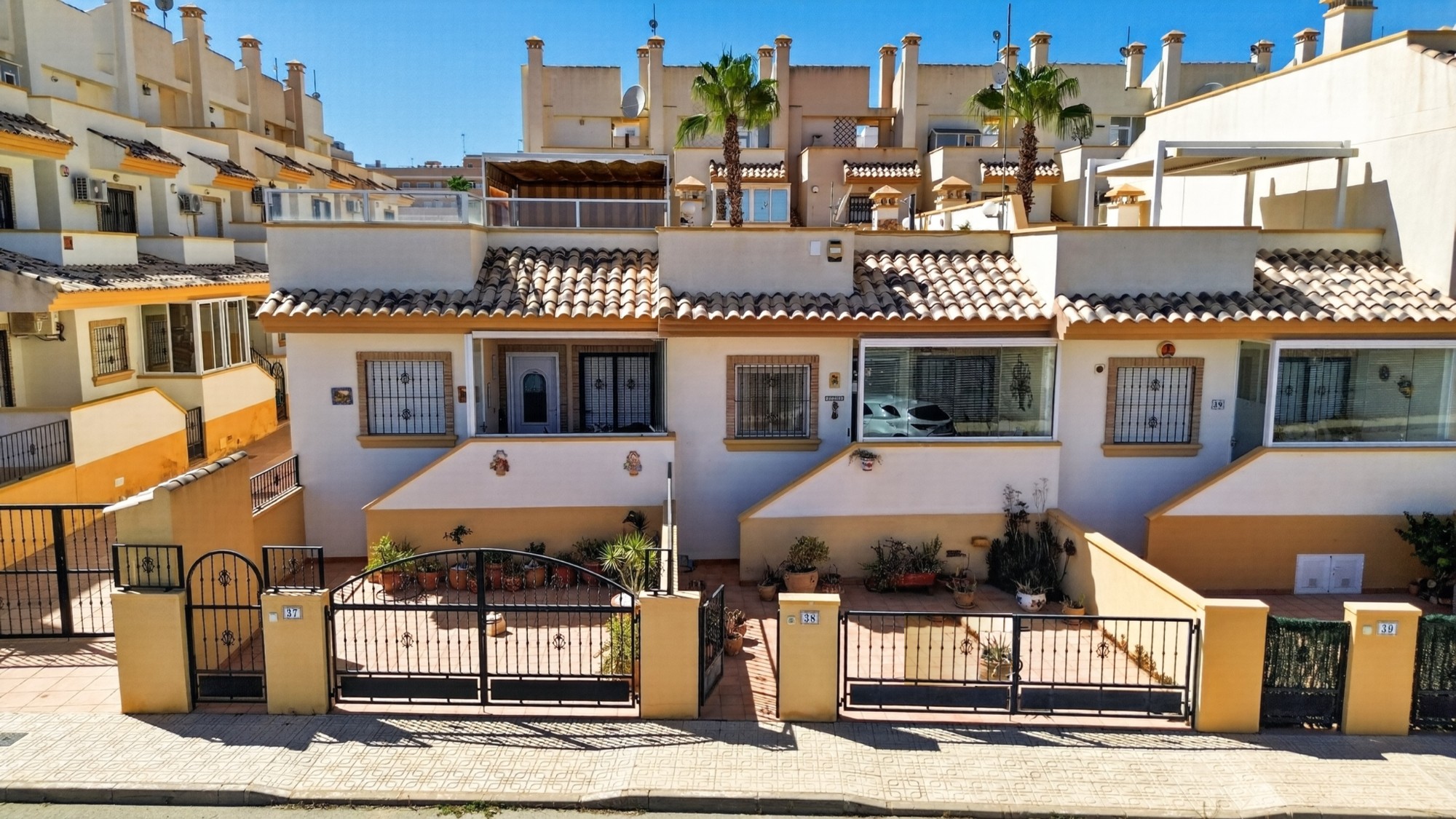 SINGLE-LEVEL 2-BEDROOM TOWNHOUSE WITH 2 TERRACES AND 55 M² PRIVATE SOLARIUM – LOS DOLSES / VILLAMARTÍN, ORIHUELA COSTA