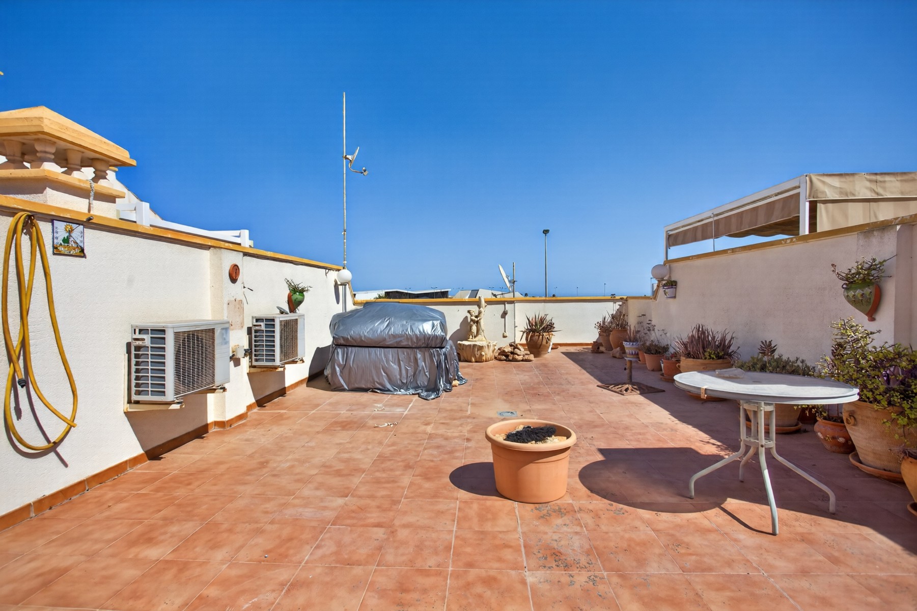 SINGLE-LEVEL 2-BEDROOM TOWNHOUSE WITH 2 TERRACES AND 55 M² PRIVATE SOLARIUM – LOS DOLSES / VILLAMARTÍN, ORIHUELA COSTA