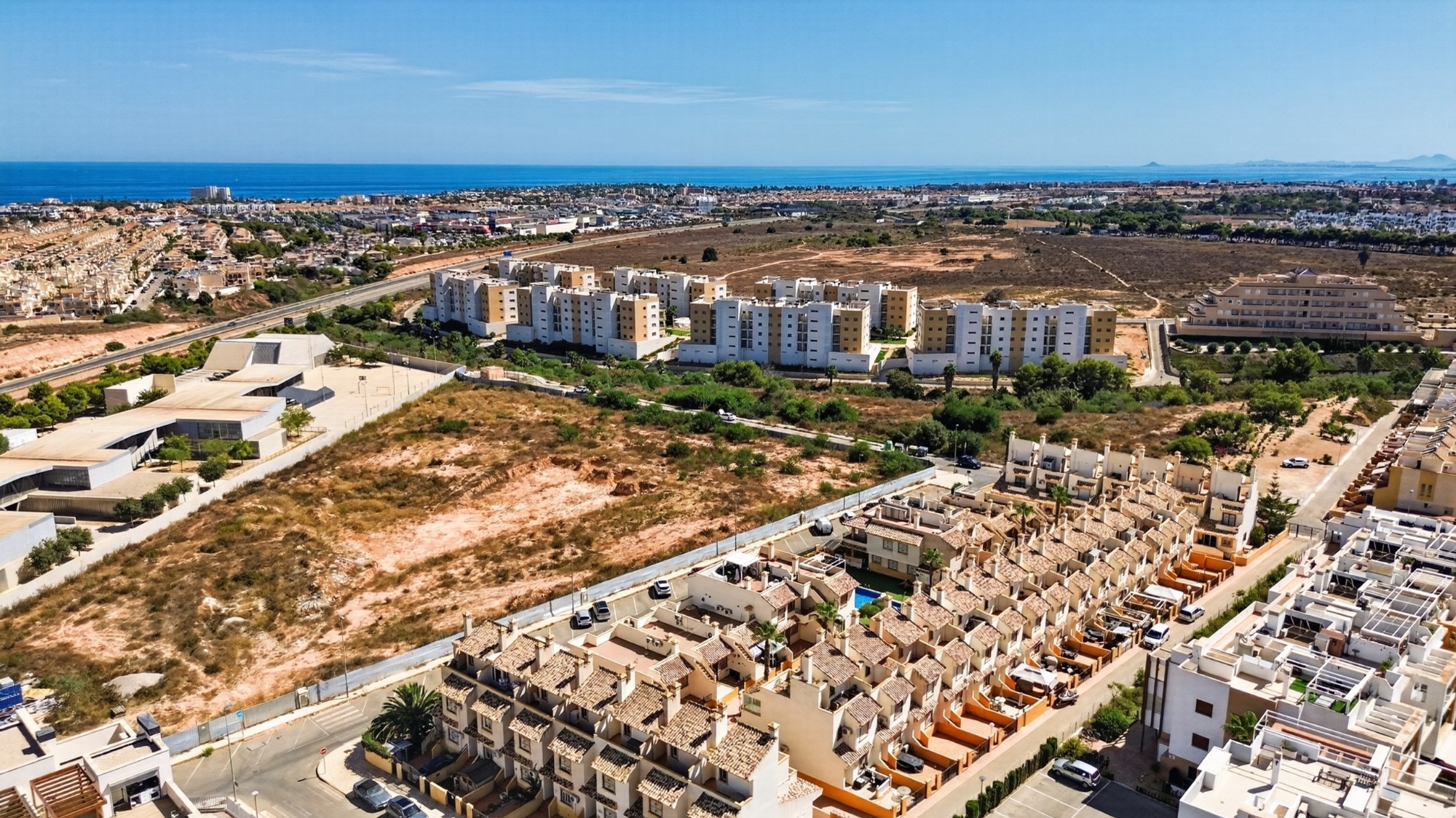 SINGLE-LEVEL 2-BEDROOM TOWNHOUSE WITH 2 TERRACES AND 55 M² PRIVATE SOLARIUM – LOS DOLSES / VILLAMARTÍN, ORIHUELA COSTA