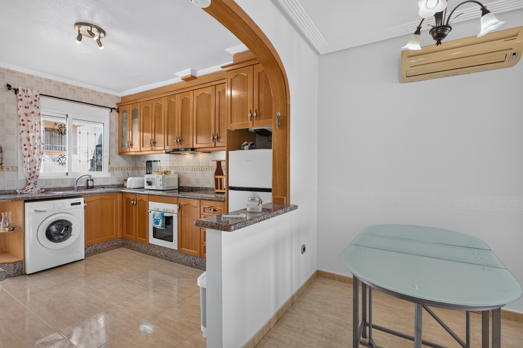 SINGLE-LEVEL 2-BEDROOM TOWNHOUSE WITH 2 TERRACES AND 55 M² PRIVATE SOLARIUM – LOS DOLSES / VILLAMARTÍN, ORIHUELA COSTA