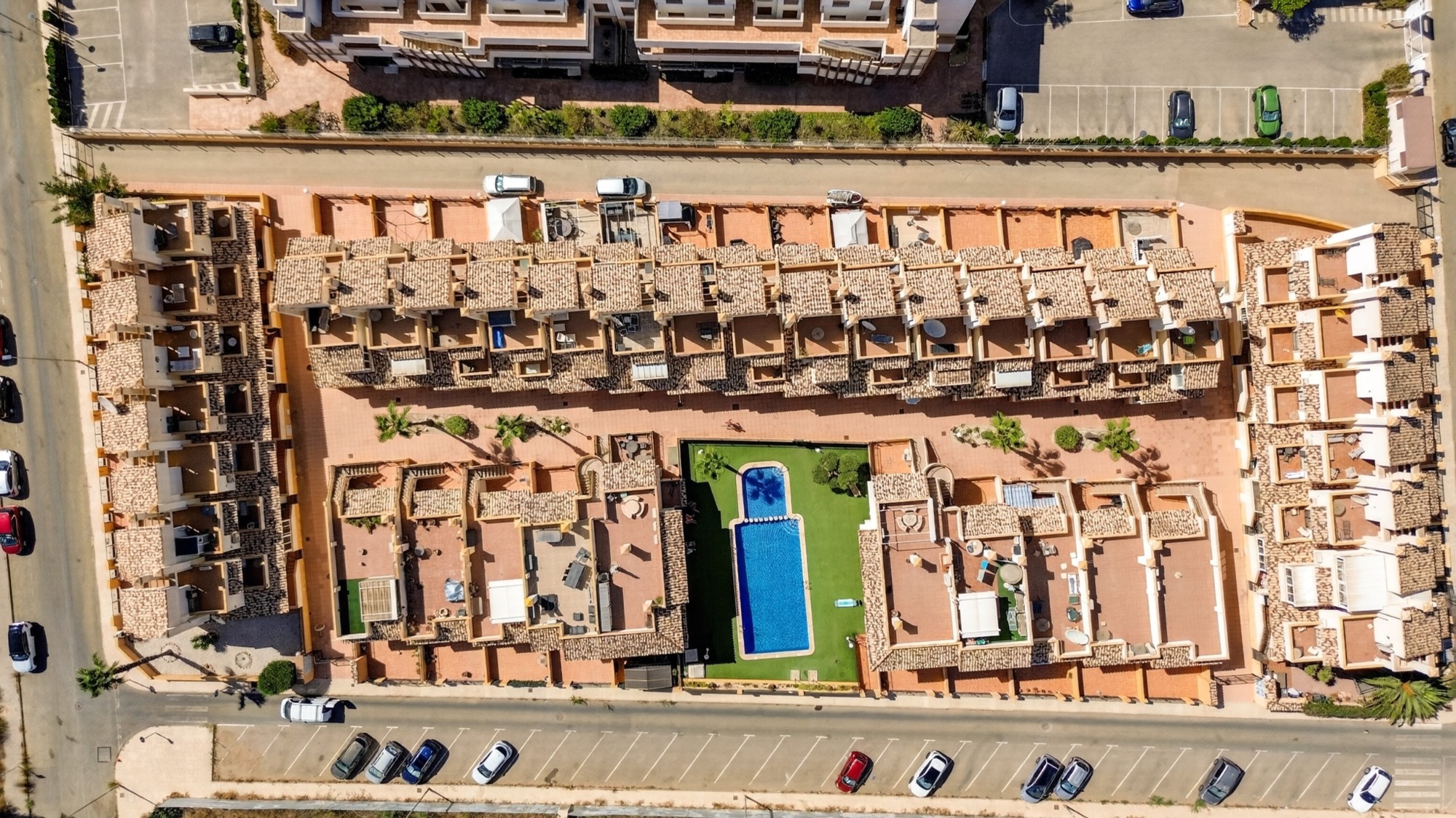 SINGLE-LEVEL 2-BEDROOM TOWNHOUSE WITH 2 TERRACES AND 55 M² PRIVATE SOLARIUM – LOS DOLSES / VILLAMARTÍN, ORIHUELA COSTA