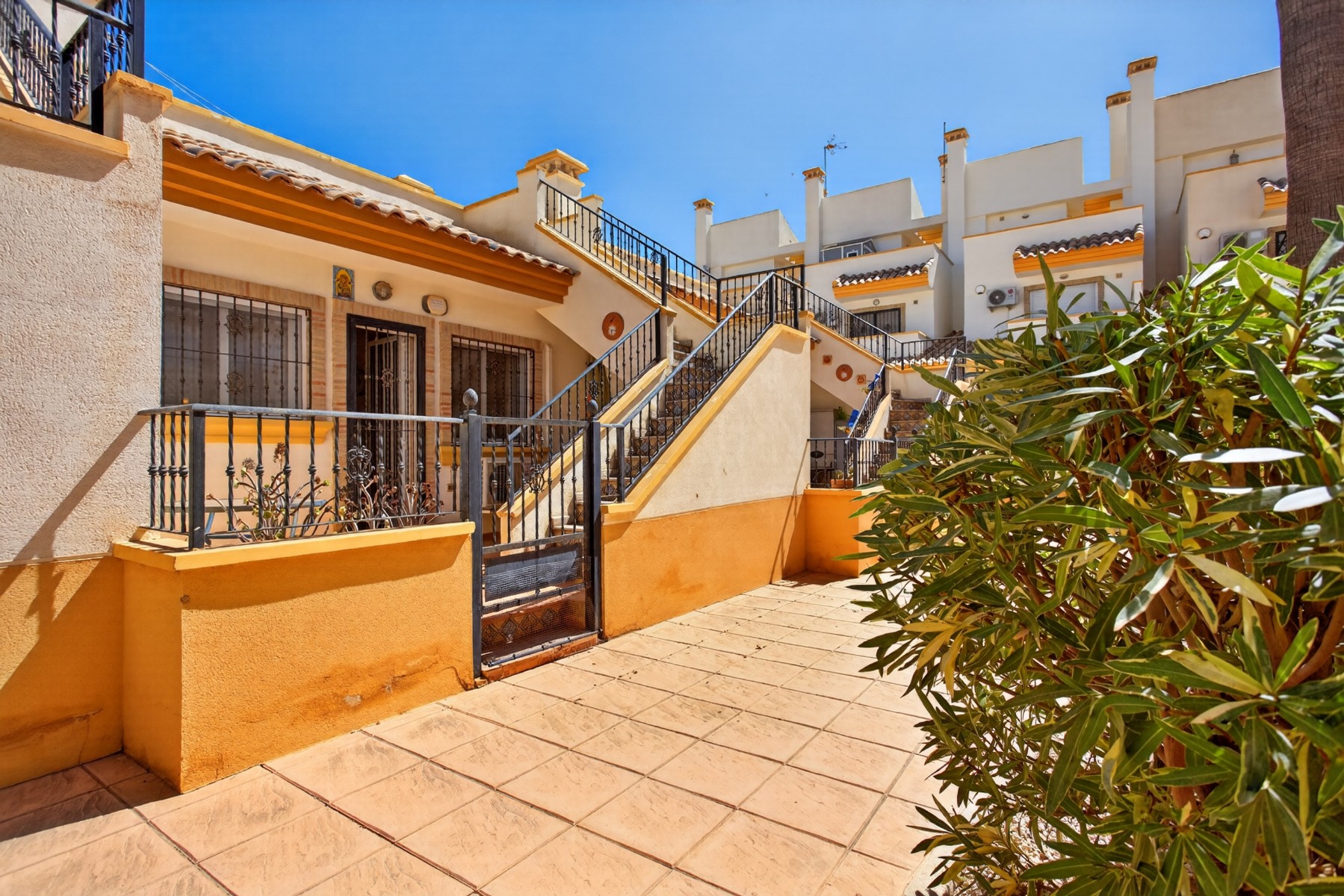 SINGLE-LEVEL 2-BEDROOM TOWNHOUSE WITH 2 TERRACES AND 55 M² PRIVATE SOLARIUM – LOS DOLSES / VILLAMARTÍN, ORIHUELA COSTA