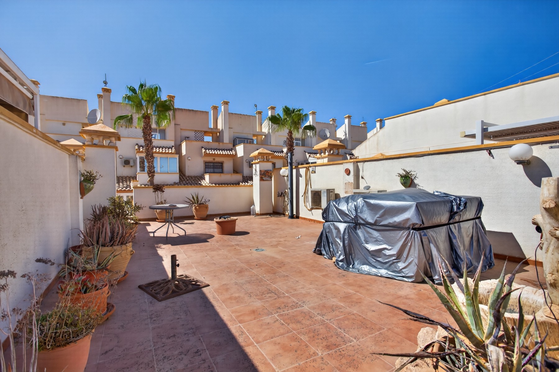 SINGLE-LEVEL 2-BEDROOM TOWNHOUSE WITH 2 TERRACES AND 55 M² PRIVATE SOLARIUM – LOS DOLSES / VILLAMARTÍN, ORIHUELA COSTA