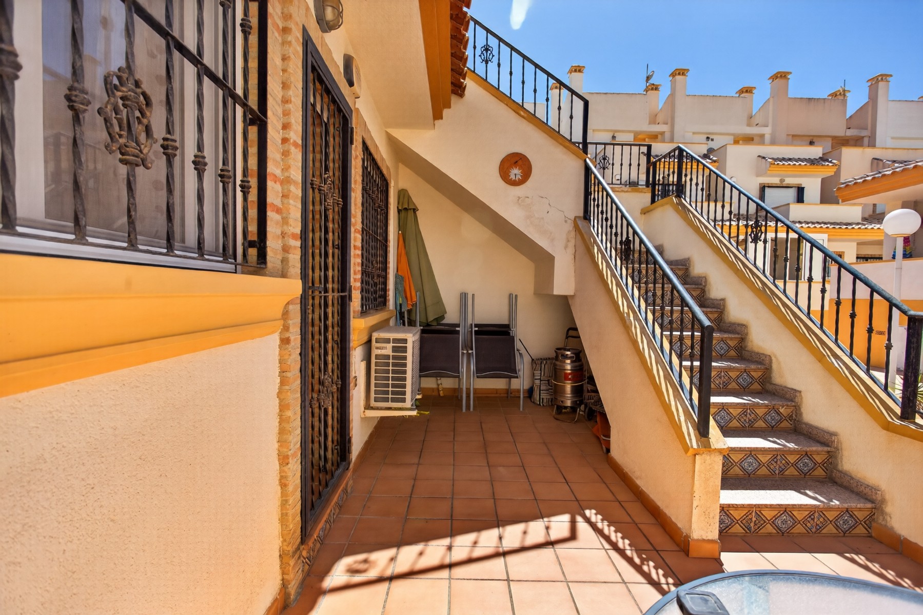 SINGLE-LEVEL 2-BEDROOM TOWNHOUSE WITH 2 TERRACES AND 55 M² PRIVATE SOLARIUM – LOS DOLSES / VILLAMARTÍN, ORIHUELA COSTA