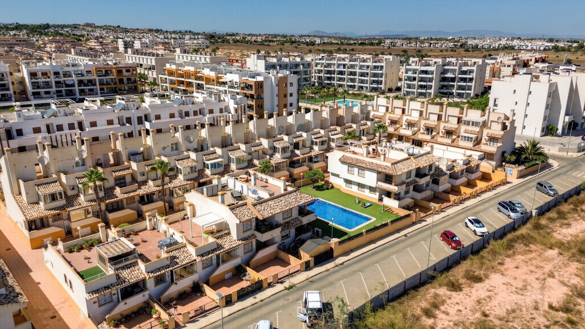 SINGLE-LEVEL 2-BEDROOM TOWNHOUSE WITH 2 TERRACES AND 55 M² PRIVATE SOLARIUM – LOS DOLSES / VILLAMARTÍN, ORIHUELA COSTA