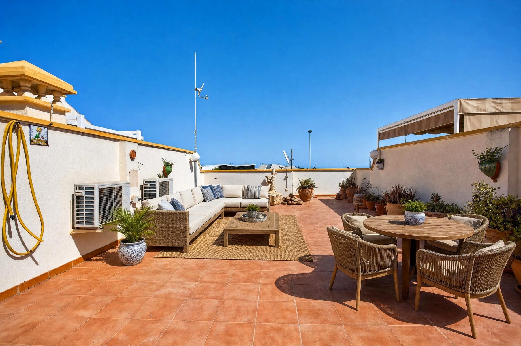 SINGLE-LEVEL 2-BEDROOM TOWNHOUSE WITH 2 TERRACES AND 55 M² PRIVATE SOLARIUM – LOS DOLSES / VILLAMARTÍN, ORIHUELA COSTA