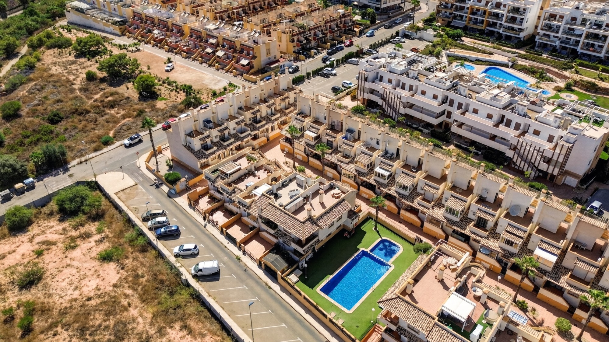 SINGLE-LEVEL 2-BEDROOM TOWNHOUSE WITH 2 TERRACES AND 55 M² PRIVATE SOLARIUM – LOS DOLSES / VILLAMARTÍN, ORIHUELA COSTA