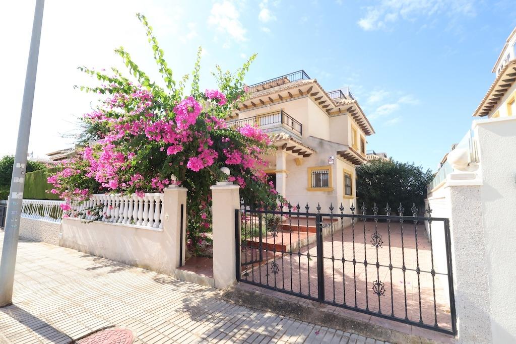 2-BEDROOM TOWNHOUSE WITH GARDEN, TERRACES AND SEA-VIEW SOLARIUM – PLAYA FLAMENCA, ORIHUELA COSTA