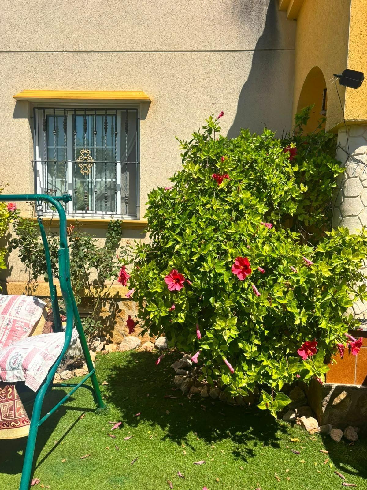 PŘÍZEMNÍ BUNGALOV SE 2 LOŽNICEMI, SOUKROMOU ZAHRADOU A PARKOVÁNÍM