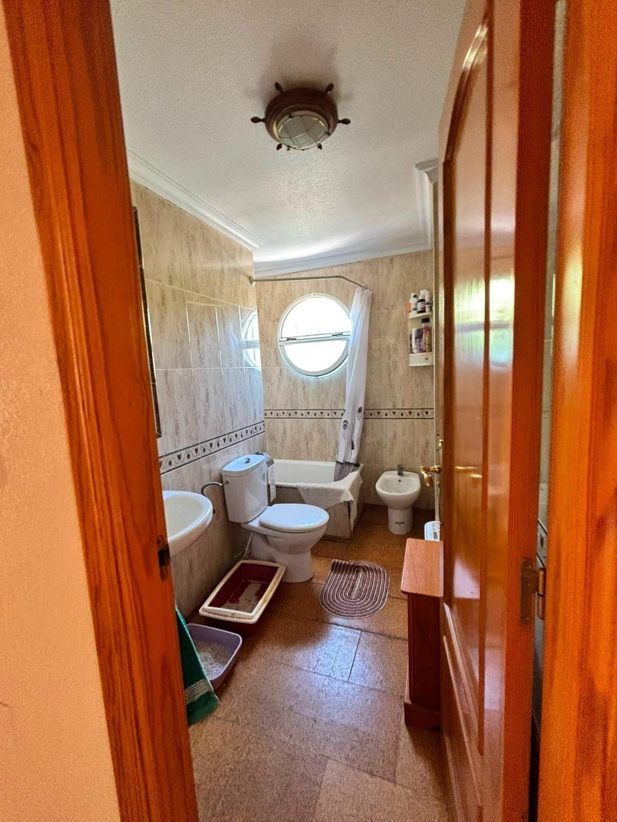 PŘÍZEMNÍ BUNGALOV SE 2 LOŽNICEMI, SOUKROMOU ZAHRADOU A PARKOVÁNÍM