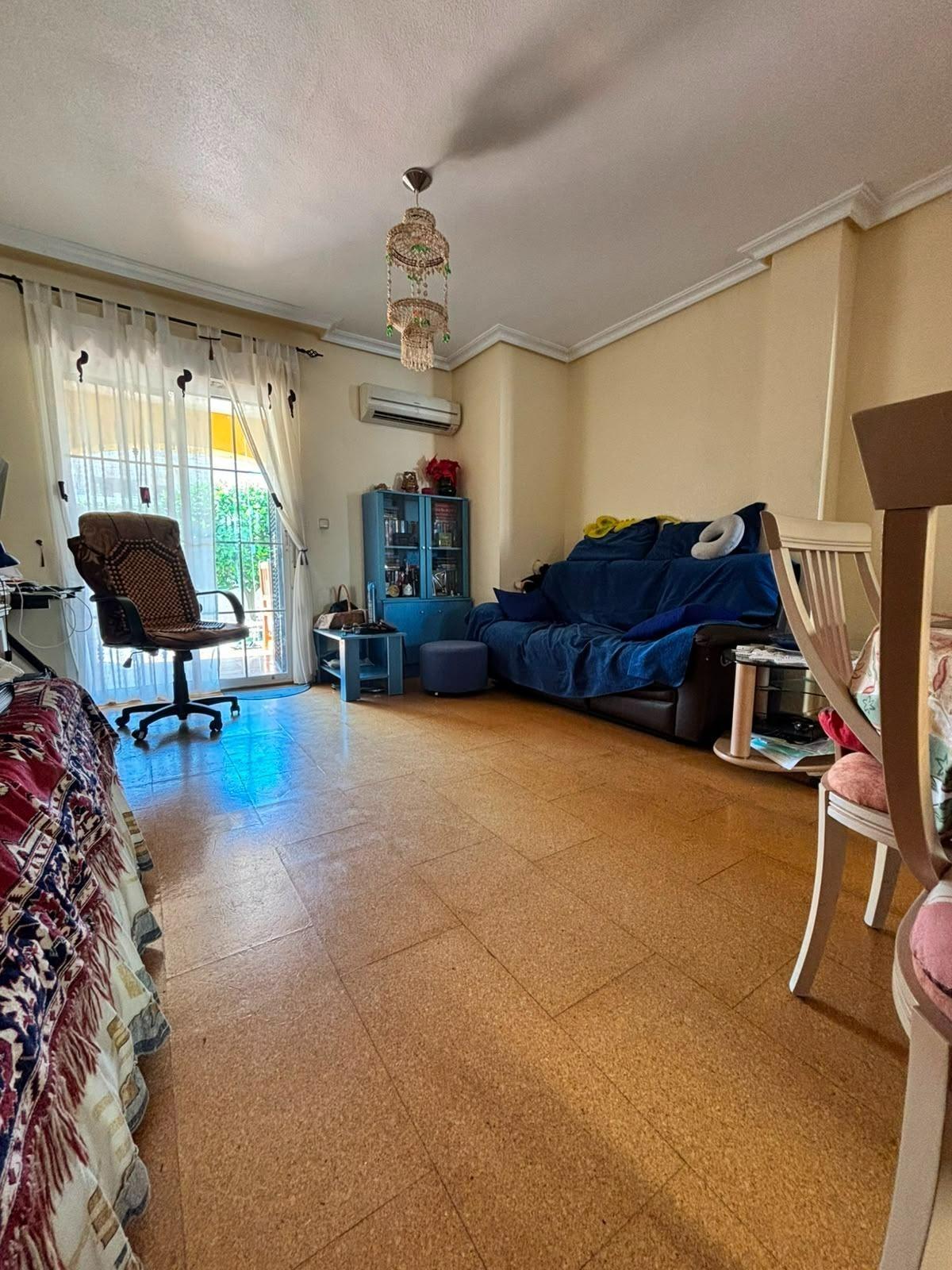 PŘÍZEMNÍ BUNGALOV SE 2 LOŽNICEMI, SOUKROMOU ZAHRADOU A PARKOVÁNÍM