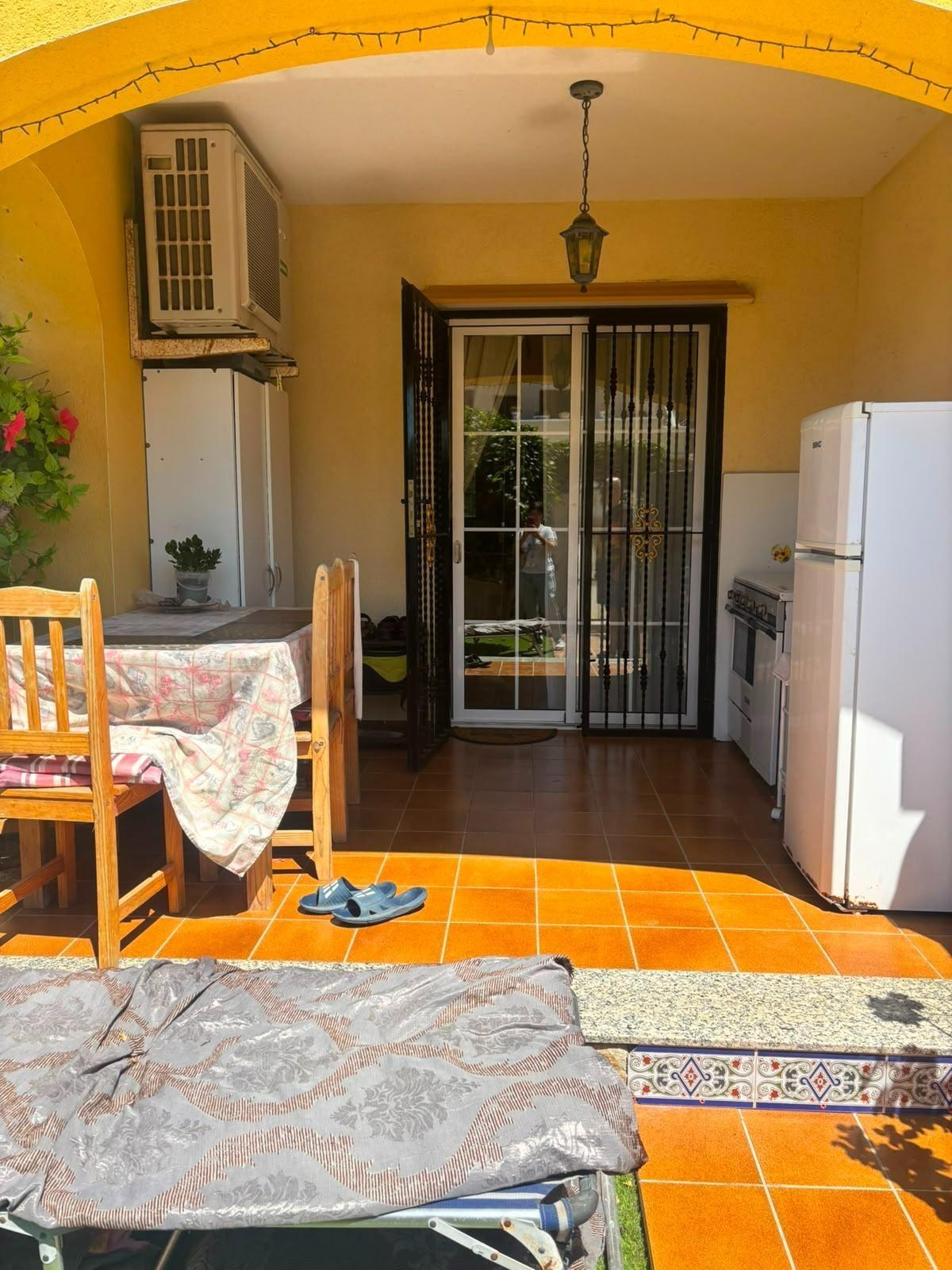 PŘÍZEMNÍ BUNGALOV SE 2 LOŽNICEMI, SOUKROMOU ZAHRADOU A PARKOVÁNÍM