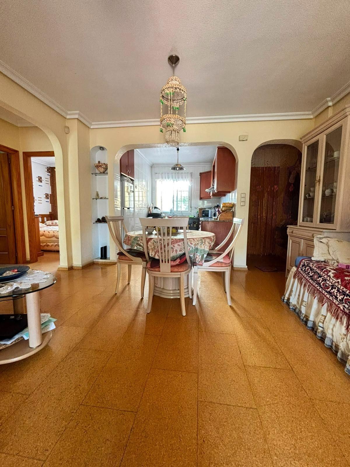 PŘÍZEMNÍ BUNGALOV SE 2 LOŽNICEMI, SOUKROMOU ZAHRADOU A PARKOVÁNÍM