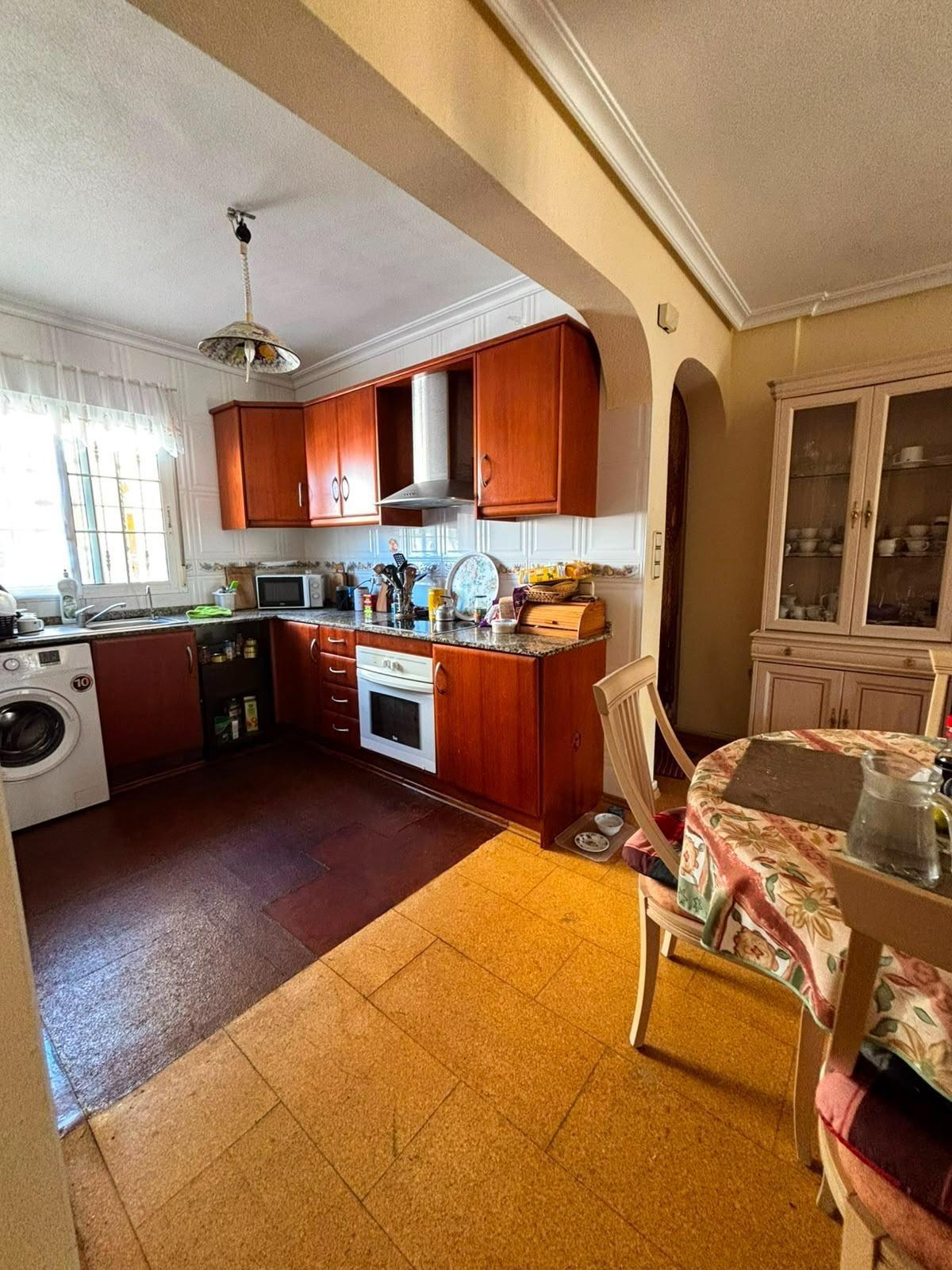PŘÍZEMNÍ BUNGALOV SE 2 LOŽNICEMI, SOUKROMOU ZAHRADOU A PARKOVÁNÍM