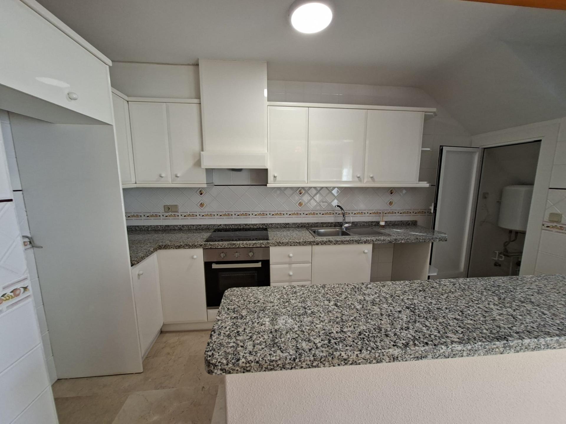 RENOVATED 2-BEDROOM TOWNHOUSE BUNGALOW WITH PRIVATE GARDENS, FIREPLACE AND 36.67 M² SOLARIUM – ORIHUELA COSTA