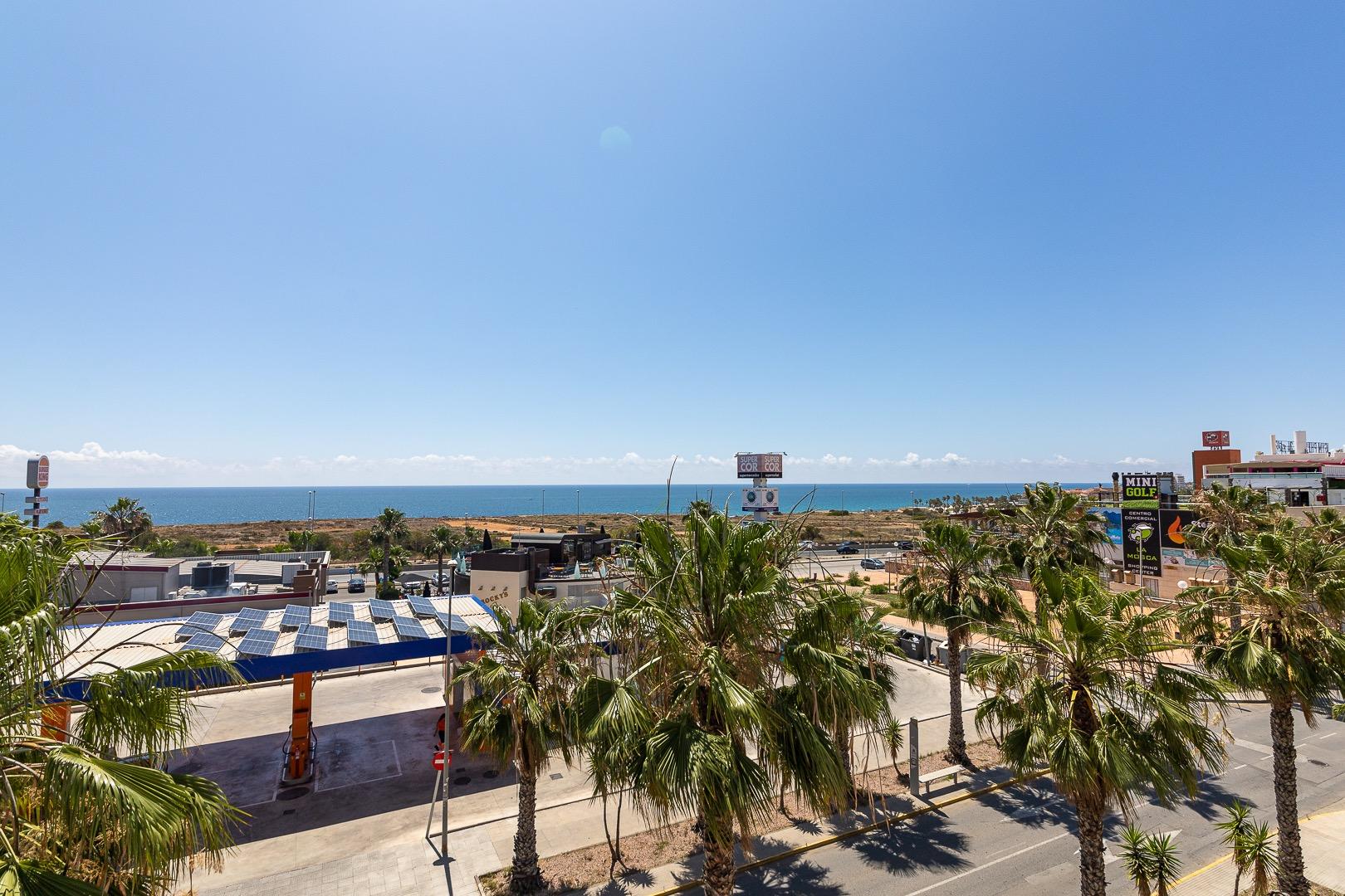 RENOVATED 2-BEDROOM TOWNHOUSE BUNGALOW WITH PRIVATE GARDENS, FIREPLACE AND 36.67 M² SOLARIUM – ORIHUELA COSTA