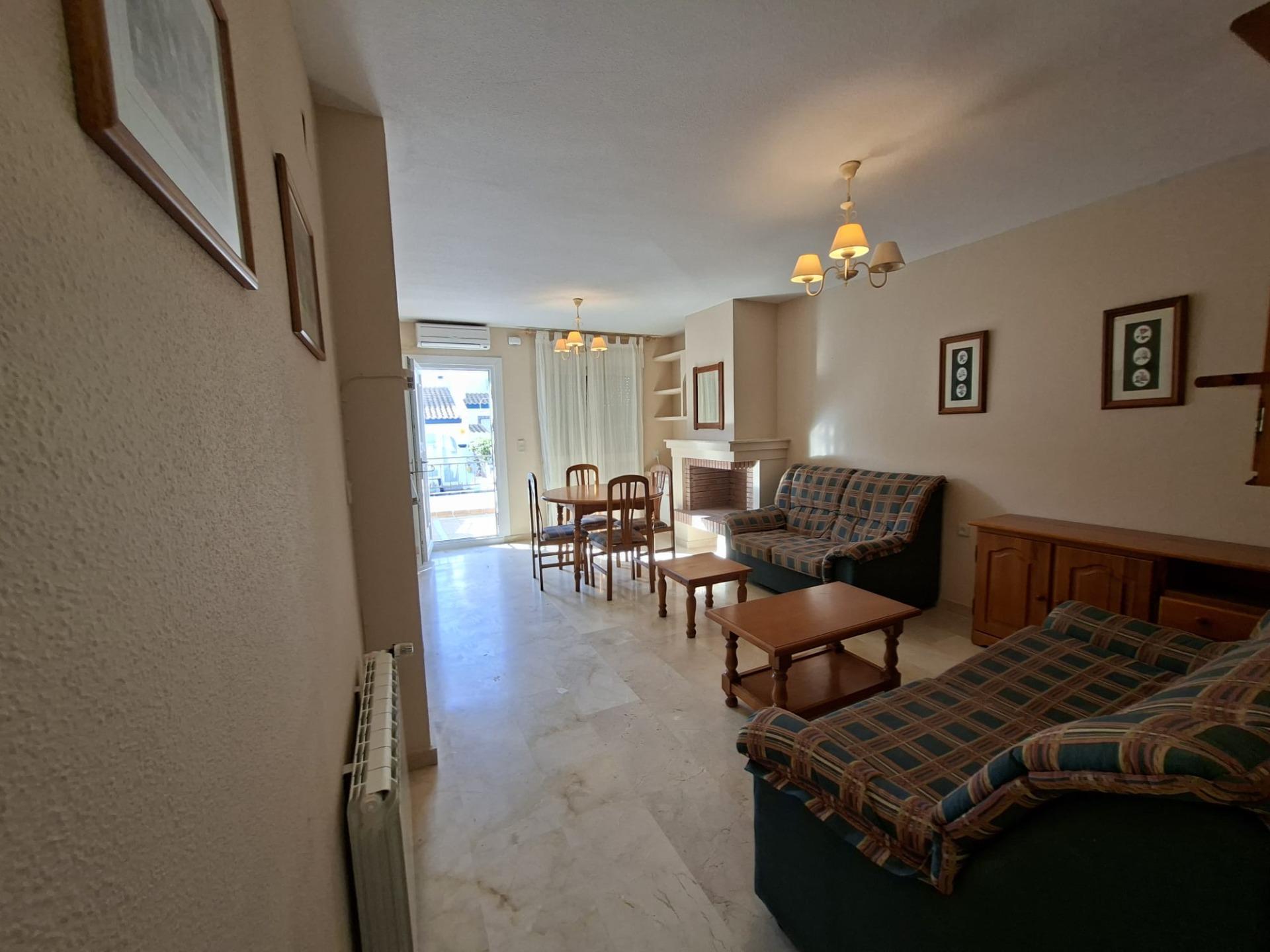 RENOVATED 2-BEDROOM TOWNHOUSE BUNGALOW WITH PRIVATE GARDENS, FIREPLACE AND 36.67 M² SOLARIUM – ORIHUELA COSTA