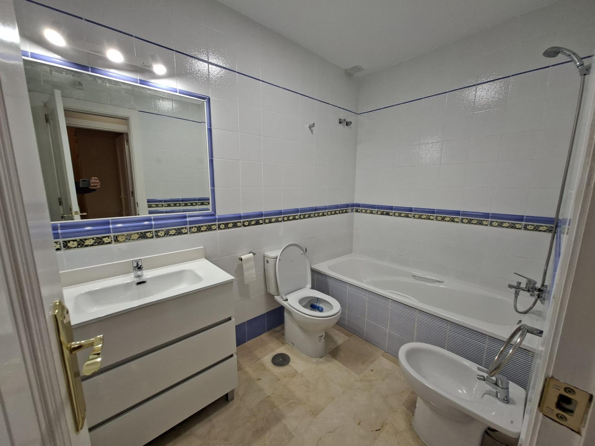 RENOVATED 2-BEDROOM TOWNHOUSE BUNGALOW WITH PRIVATE GARDENS, FIREPLACE AND 36.67 M² SOLARIUM – ORIHUELA COSTA
